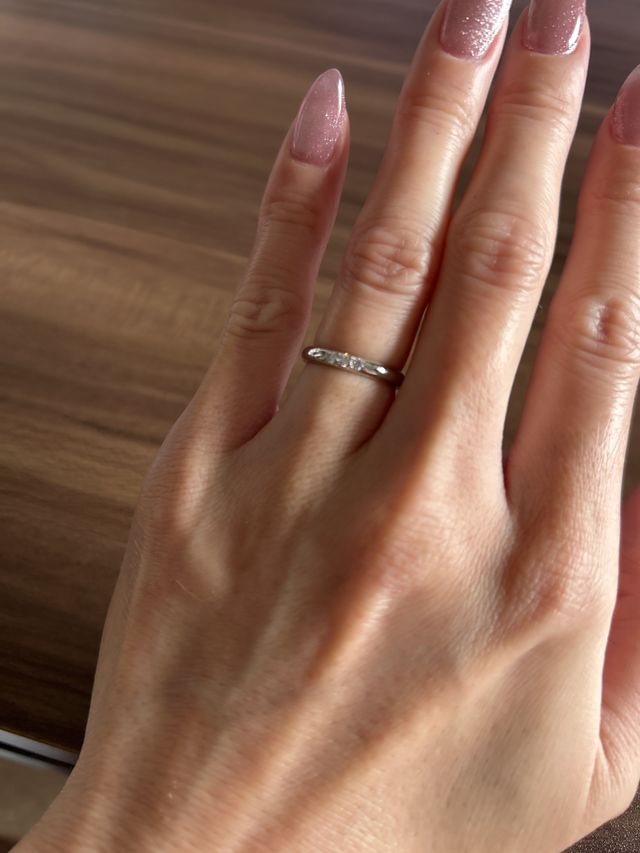 3石ストレートタイプの結婚指輪を選びました。