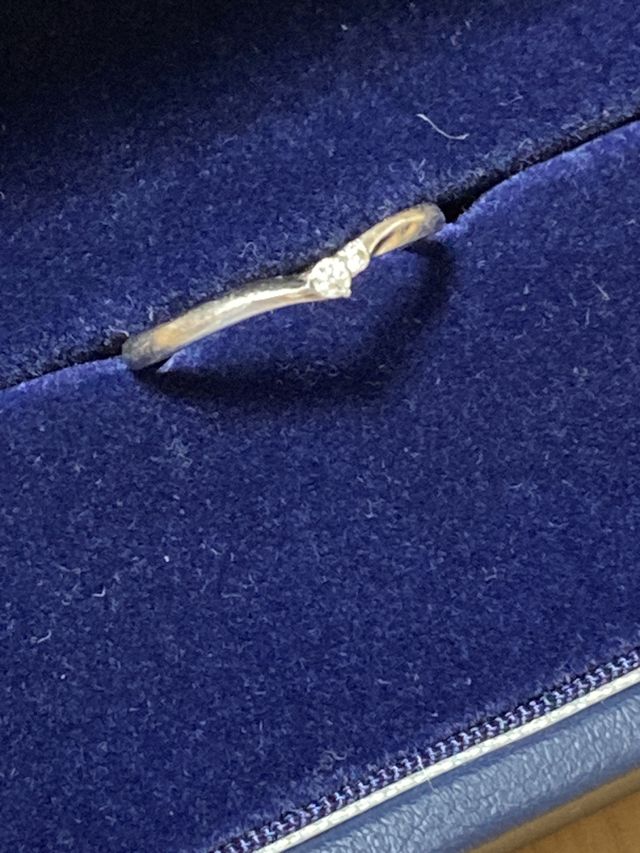 結婚指輪（女性）。プラチナ製で細いデザイン。