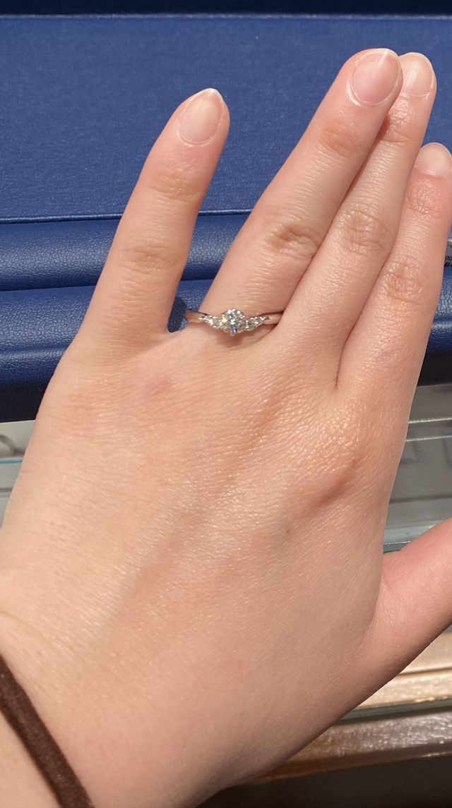 流れるようなダイヤのウェーブが綺麗です