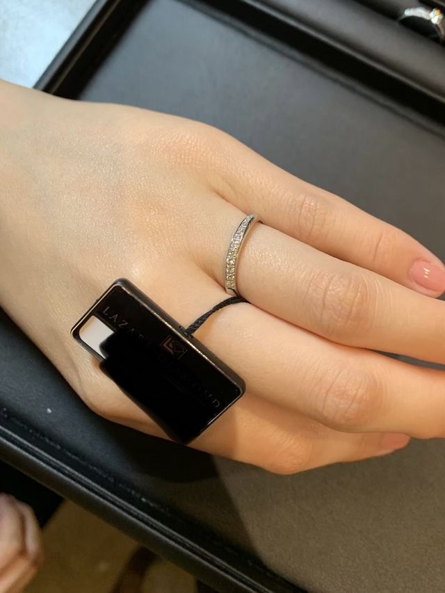 ハーフエタニティリングです