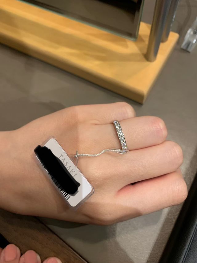 ハーフエタニティリングです