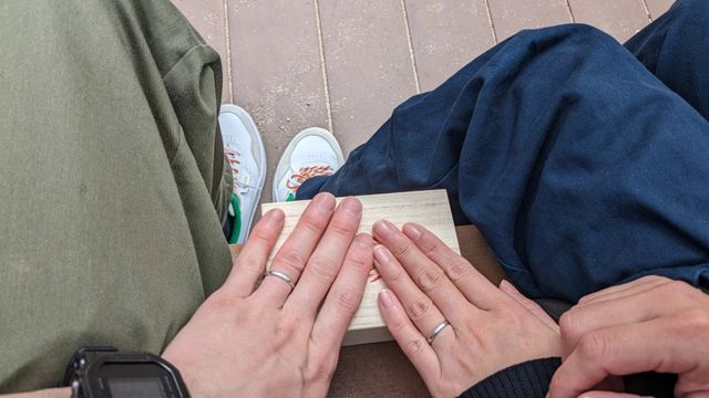 飽きのこないシンプルなデザインでどんな服にも合います。