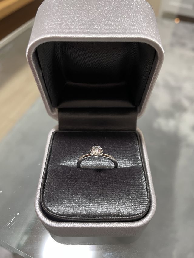 6枚の花弁でダイヤを支えるデザインです。