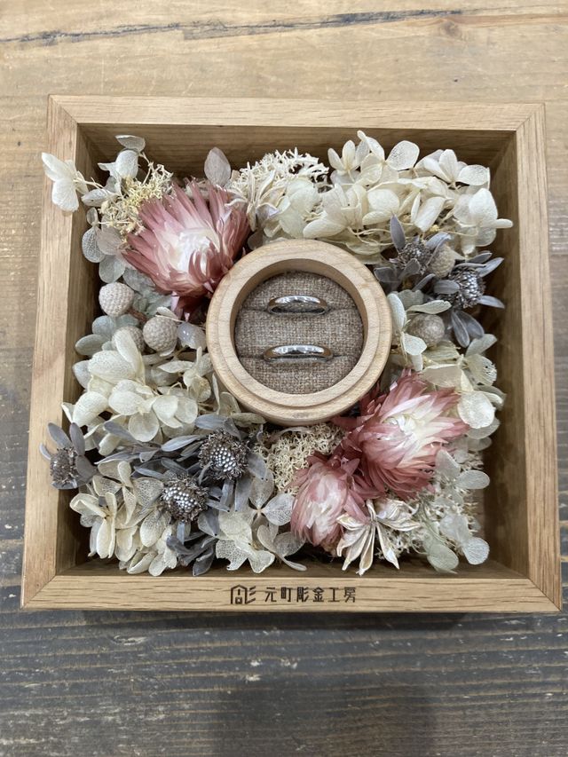 プラチナ 2.5㎜、3㎜幅
これからクロス加工と石を入れます