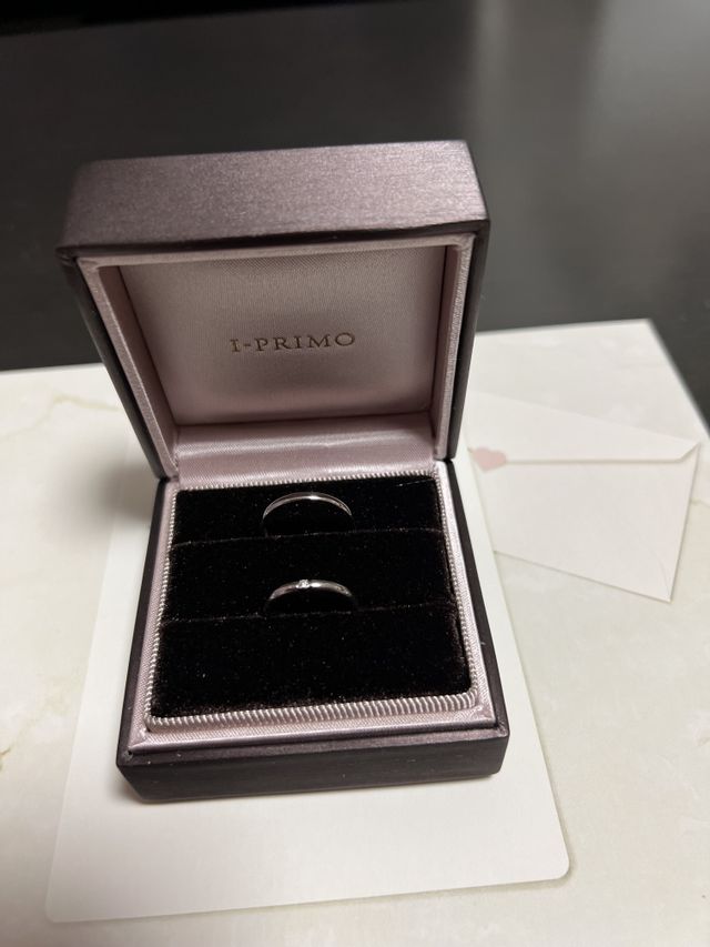 シンプルなデザインです。箱も可愛いので一緒に撮りました。