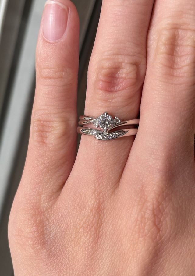 婚約指輪は別のブランドのものになります。