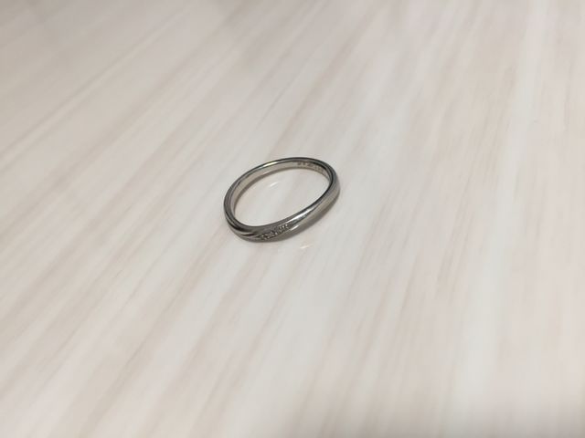 結婚指輪です。形はウェーブです。