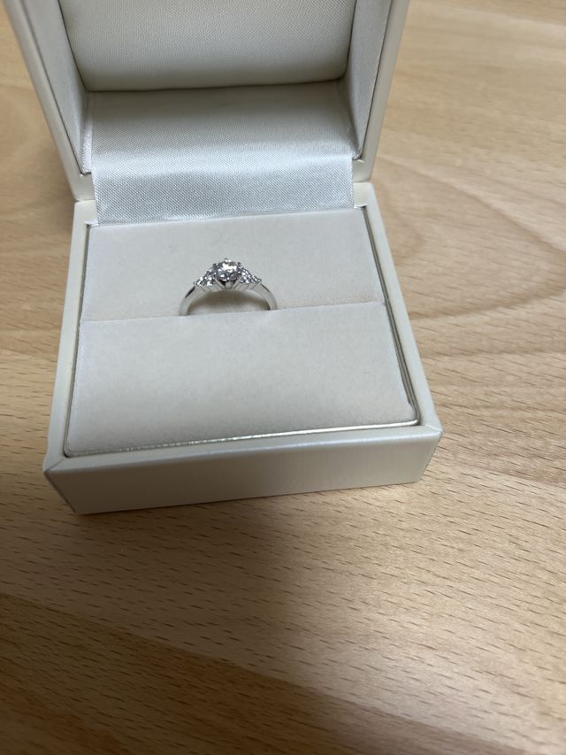 華やかな感じで、ダイヤの部分も豪華に見える