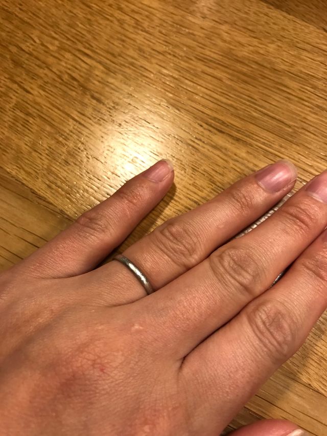 指が太いので細めのプラチナでシンプルに。