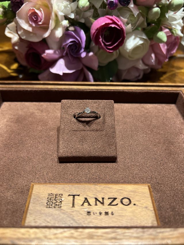 デザインはダイヤが横からも丸々見えるものにしました。