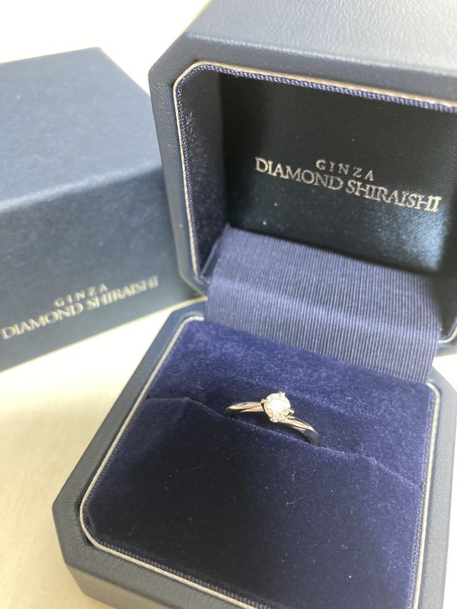 婚約指輪です。少しウェーブがかかったようなデザインです。