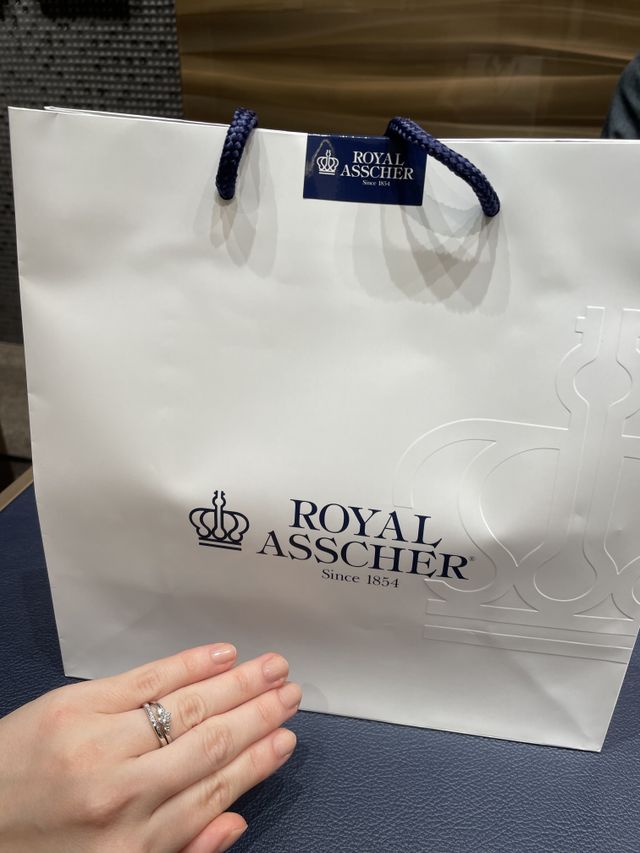 既に購入済みの婚約指輪と重ね付け。