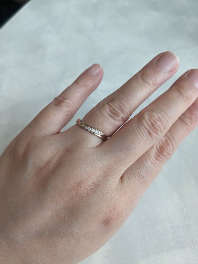 緩やかなS字カーブで、ダイヤを5つはめ込んだデザイン。