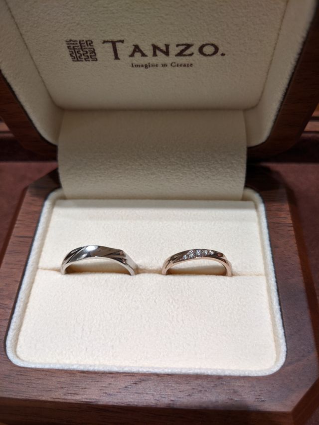 色はプラチナとコーラルで、女性側はダイヤ付き。