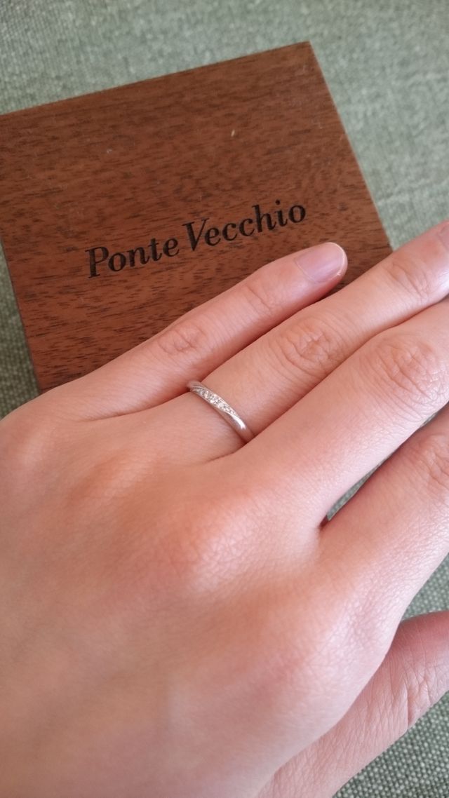 細見でウェーブ状にダイヤが埋め込まれています｡