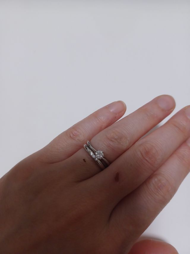 結婚指輪と婚約指輪の重ねづけの写真