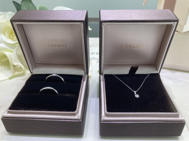 購入した結婚指輪のセットになります。ネックレスもセット。