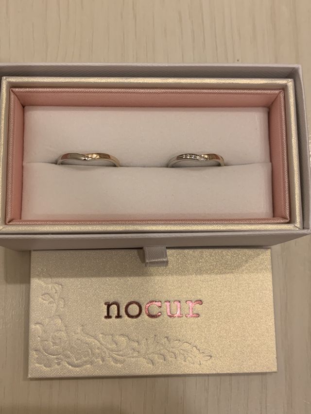 プラチナと18金で作られており、２つの色合いが楽しめます。