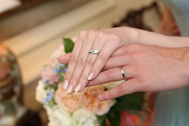 婚約指輪と結婚指輪をつけて、挙式当日に撮影した写真です。