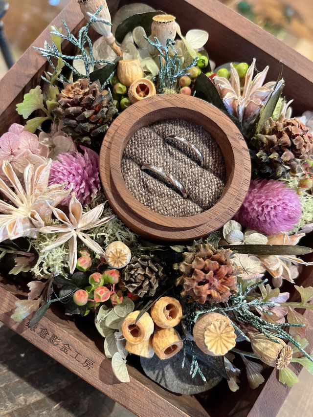 完成した指輪。可愛いお花のボックスとともに。