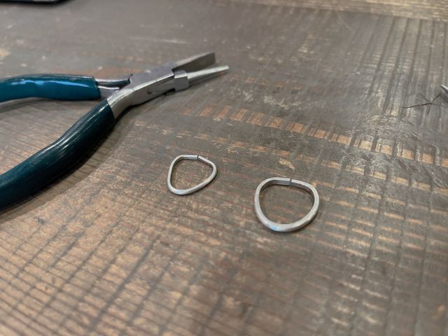 指輪は1本のプラチナの棒から作ります。