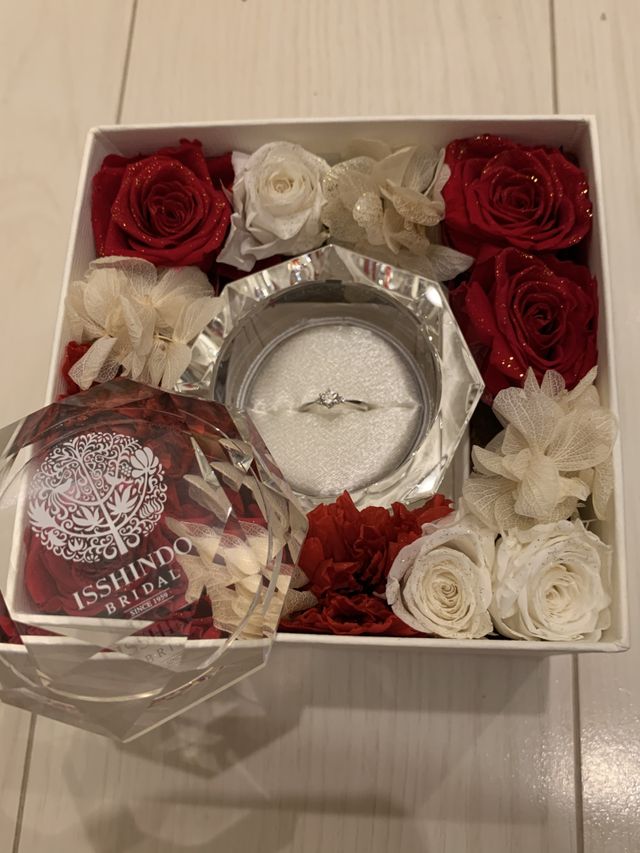 ドライフラワーが可愛い！
思い出に残る婚約指輪♡