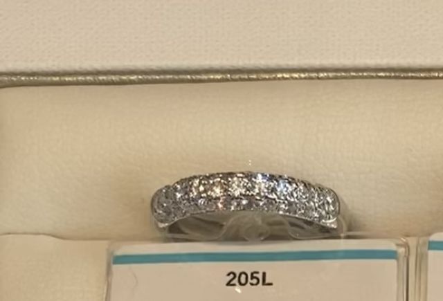 シンプルなデザインですが高級感がありファッション性が高いです