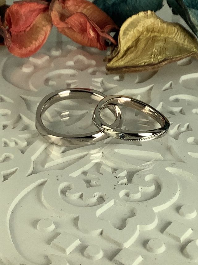 裏側はシンプルに、ブルーのカラーダイヤを。