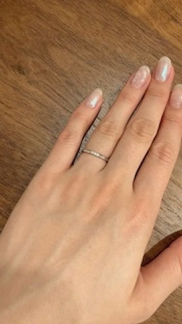 小さなダイヤが３つついています