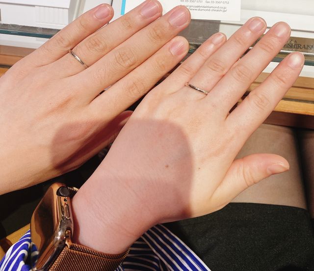 結婚指輪の試着写真です。
派手すぎないデザインを選びました