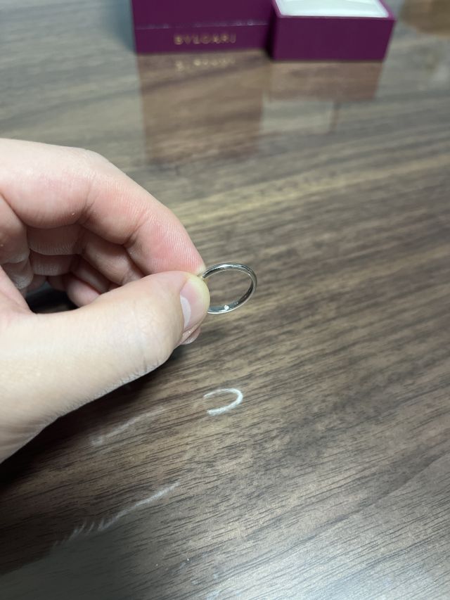 内側にダイヤモンドが埋め込まれている。