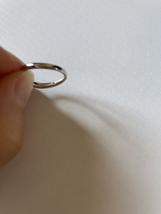 指輪の内側に留めた宝石