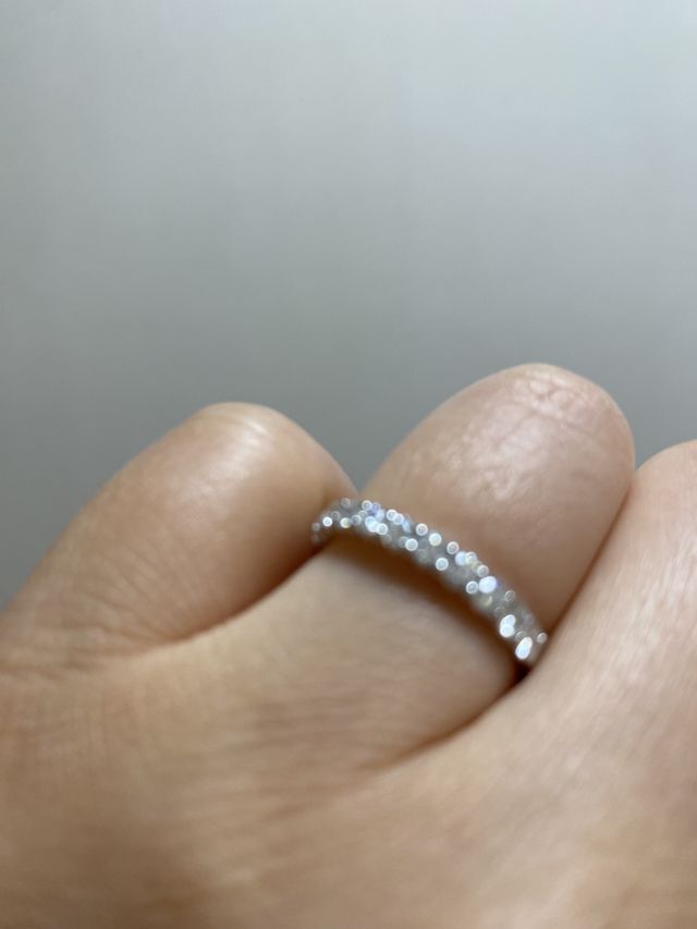 手元を見る度に笑顔になれます
ダイヤ、プラチナも白く光ってる