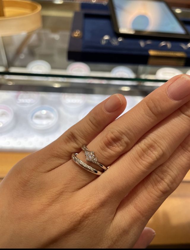 u字のリングで少し丸みがあります。