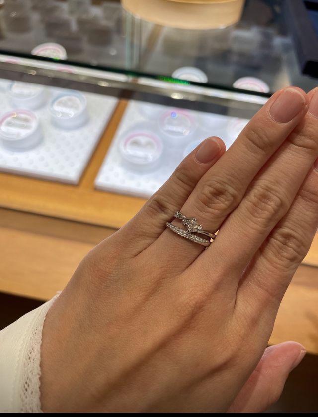 u字ですが少し斜めにダイヤが入ってます