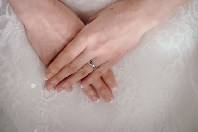 前撮りで撮影した婚約指輪と結婚指輪