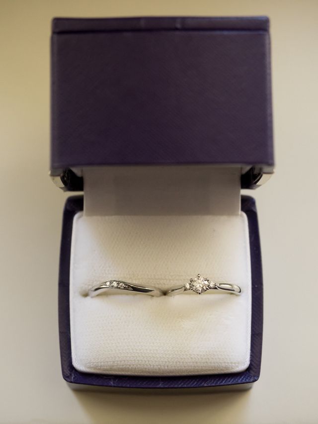 デザインが好みで気にいています。左の結婚指輪は他社のものです