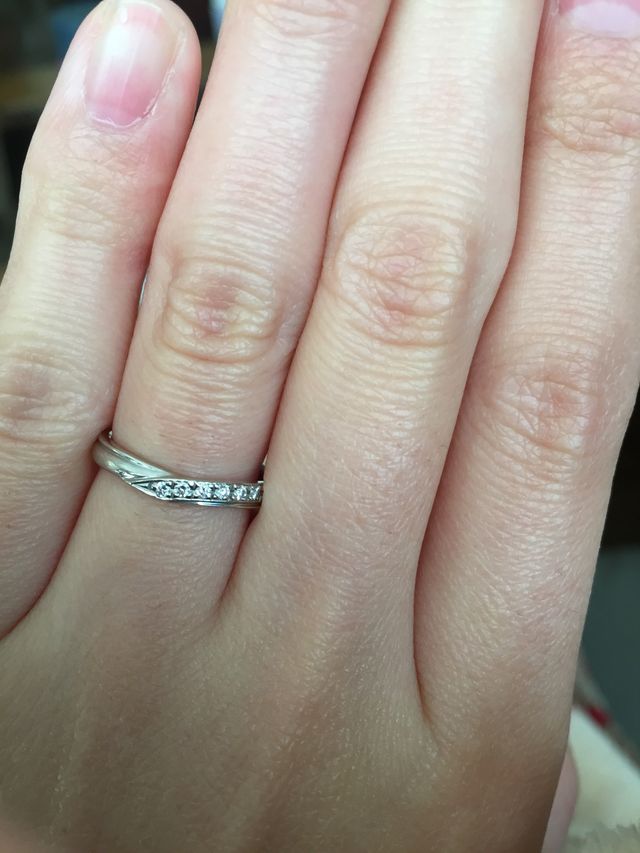 ダイヤが入った、ゆるVカットの結婚指輪。