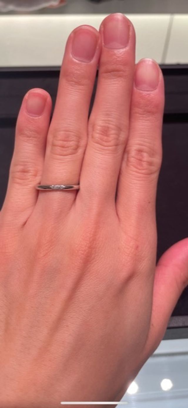 ティファニーの中でも華奢なタイプの指輪。