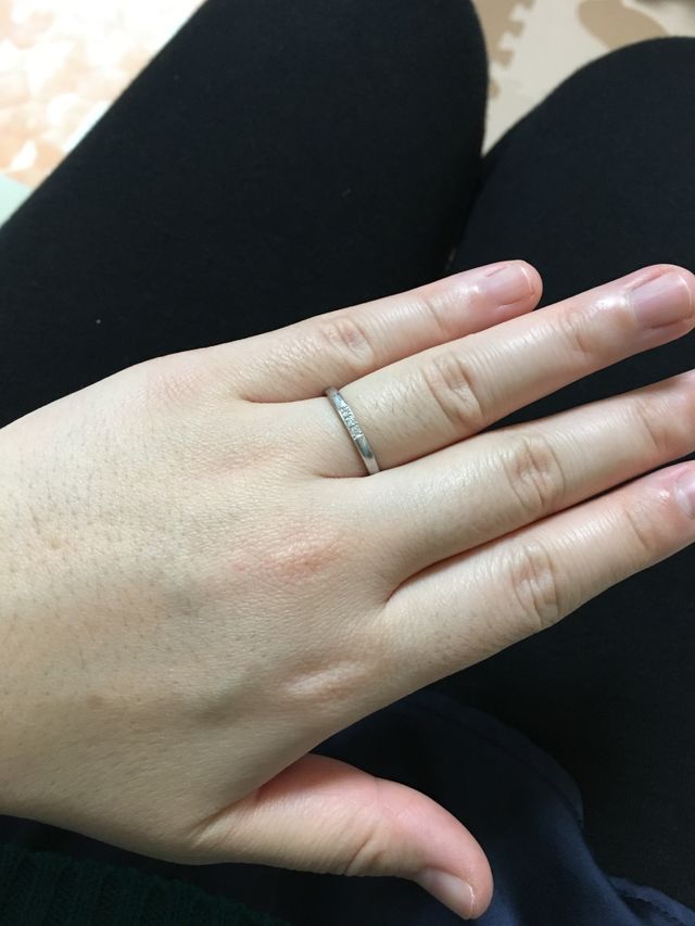 結婚指輪。3粒のダイヤモンド。プラチナ