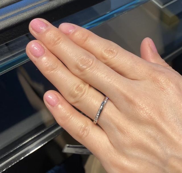 斜めにダイヤモンドが着いているデザインです。