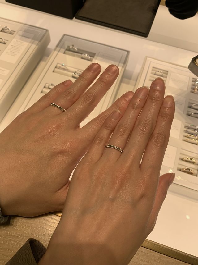 派手すぎずシンプルなデザインで、HPで見てから試着しました。