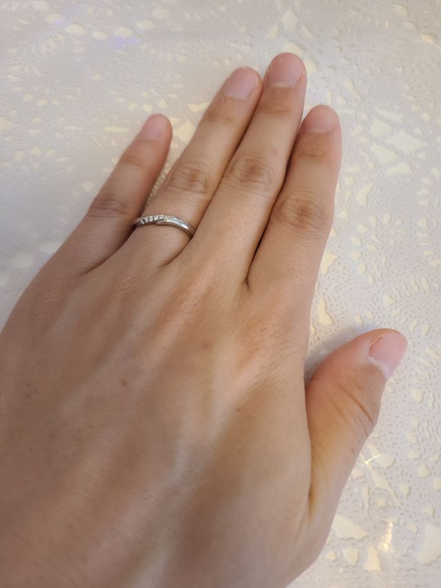 7つのダイヤモンドがあしらわれてる。つけ心地も良い。