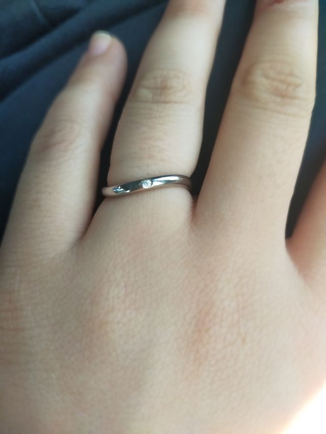 シンプルなデザインで波打った感じ。