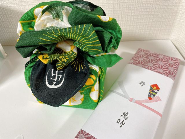 包んでいる風呂敷もかわいい。プレゼントに夫婦箸を頂きました。