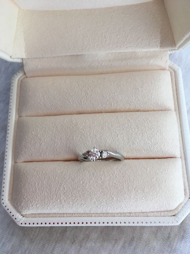 真ん中0.215カラット、左右それぞれ0.06カラットです