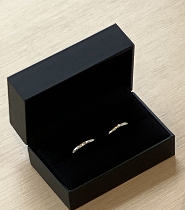 シンプルですが、内側にはそれぞれの誕生石を入れてもらいました