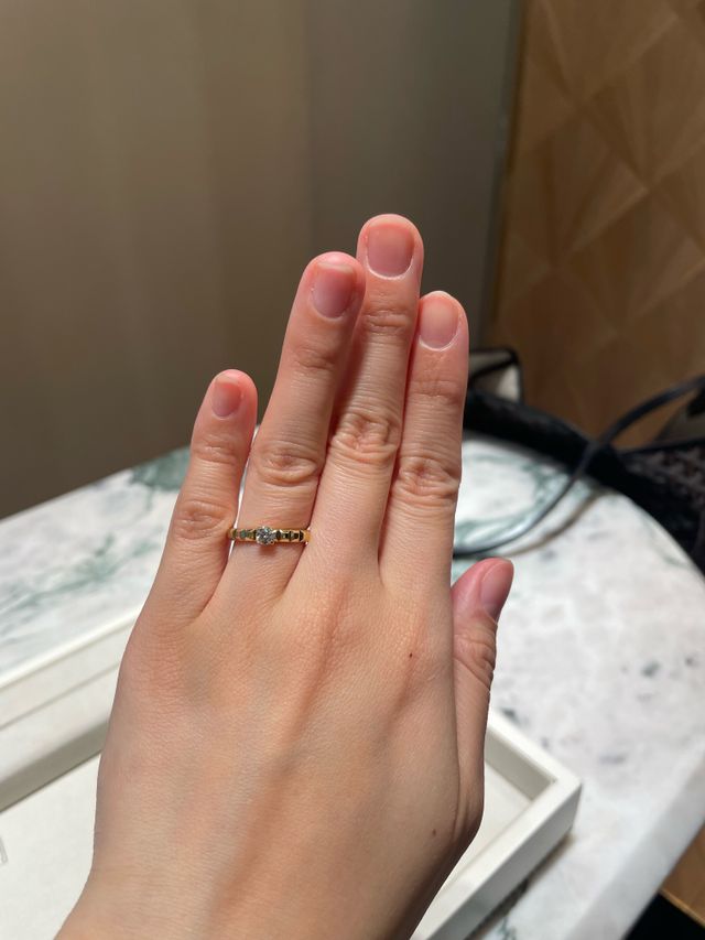 ゴールドのリングにダイアモンドがついています