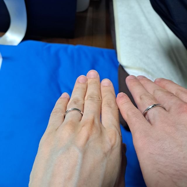 ペアの指輪ではないですが似たようなデザインを選びました