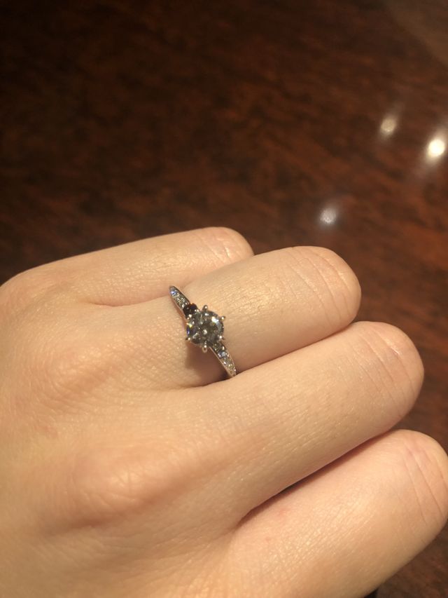 アクセントに入れたレッドダイヤが派手すぎずおしゃれです！